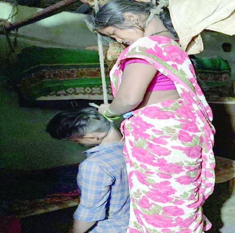 एक ही रस्सी से लटके मिले माँ-बेटे के शव 