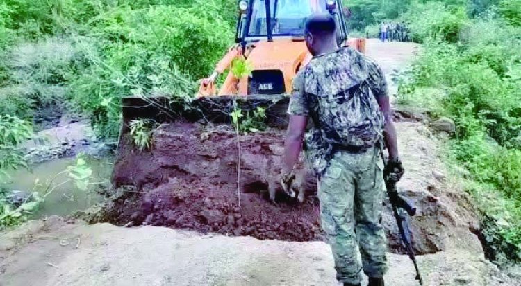 नक्सलियों ने काटी सड़क, अग्निपथ योजना के विरोध में चस्पाया बैनर-पोस्टर