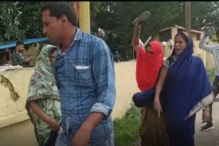 रुम में बुलाकर छेड़छाड़ करने लगा प्राचार्य, छात्राओं के पेरेंट्स ने की चप्पल से पिटाई