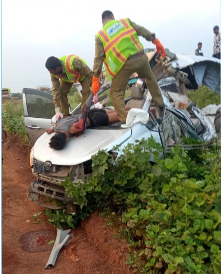दुर्ग बायपास रोड तेज रफ्तार कार ने डिवाइडर तोड़कर विपरीत दिशा से आ रही ट्रक को मारी ठोकर, दो कॉलेज छात्र की मौके पर मौत एक गंभीर