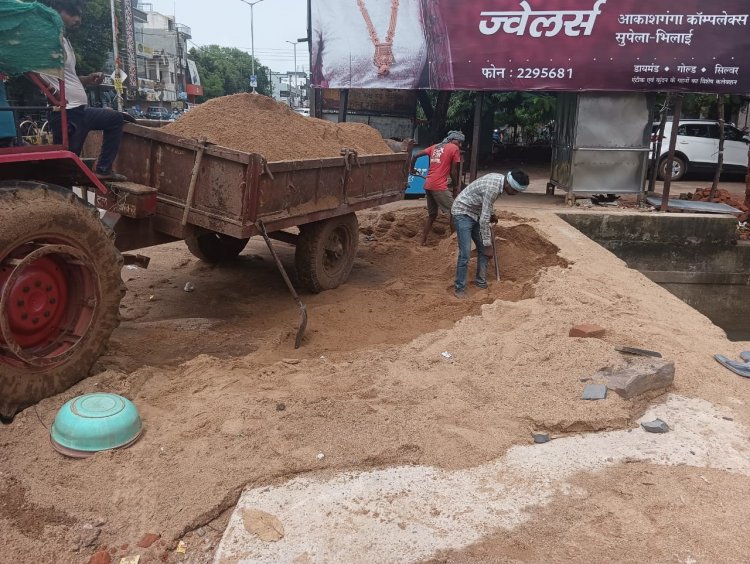 सड़क की जमीन पर भवन निर्माण सामाग्री रखने वालों के खिलाफ प्रकरण दर्ज, 8 ट्रेडर्स संचालक से सामान जब्त