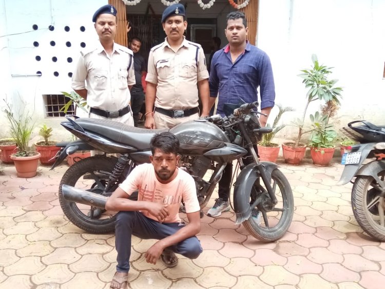 चोरी की मोटर साइकिल बेचने तलाश रहा था ग्राहक, आरोपी चढ़ गया खुर्सीपार पुलिस के हत्थे