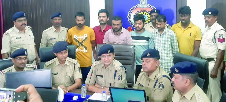सेक्टर 10 भिलाई के व्यापारी संघ के अध्यक्ष का पुत्र अनुभव जैन निकला महादेव ऑनलाइन सट्टा का मुख्य खाईवाल! बेरोजगारों को नौकरी दिलाने के नाम पर लगा दिया ऑन लाइन सट्टा खिलाने के काम में, 6 गिरफ्तार 