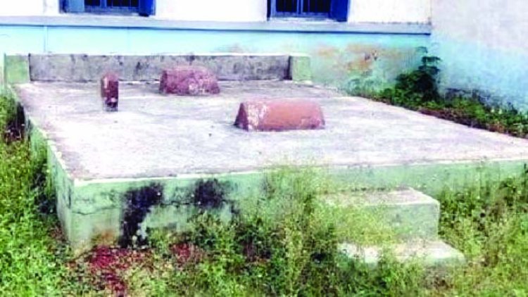 स्कूल में मरम्मत के पैसे से बनवा दी मजार, मुस्लिम प्राचार्य को किया निलंबित