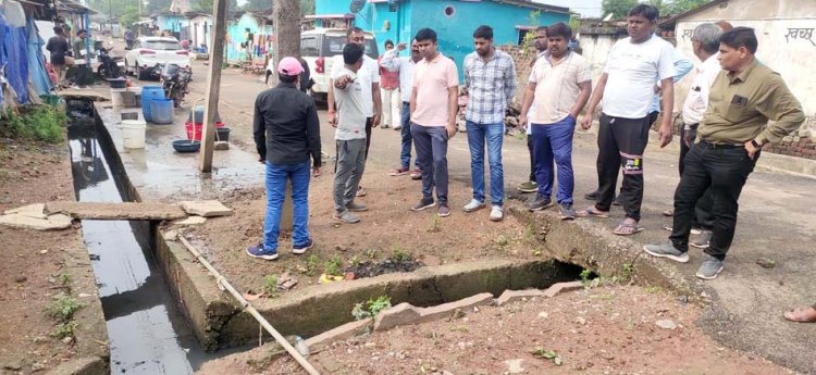 रिसाली: बंद स्ट्रीट लाइट पर भड़के आयुक्त ठेका कंपनी को किया तलब, एमआईसी मेम्बर व आयुक्त पहुंचे जोरातराई