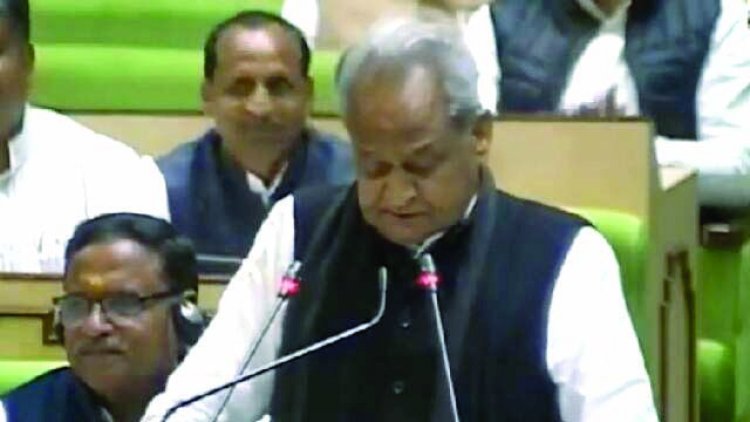 विधानसभा में राजस्थान के सीएम पढ़ने लगे पुराना बजट, विपक्ष ने किया जमकर हंगामा