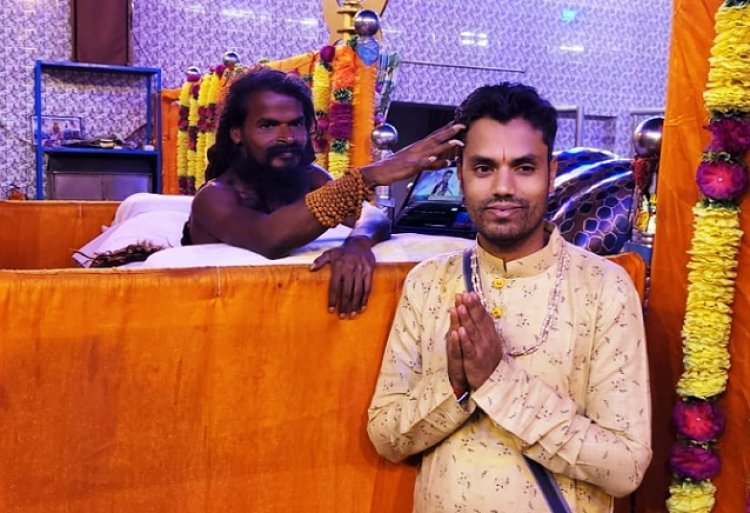 कथावाचक पंडित पंकज ने सत्यनारायण बाबा से लिया आशीर्वाद