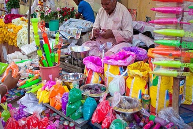 व्यापारियों के लिए उमंग लाई होली : इस साल 25 हज़ार करोड़ से ज़्यादा के व्यापार का अनुमान