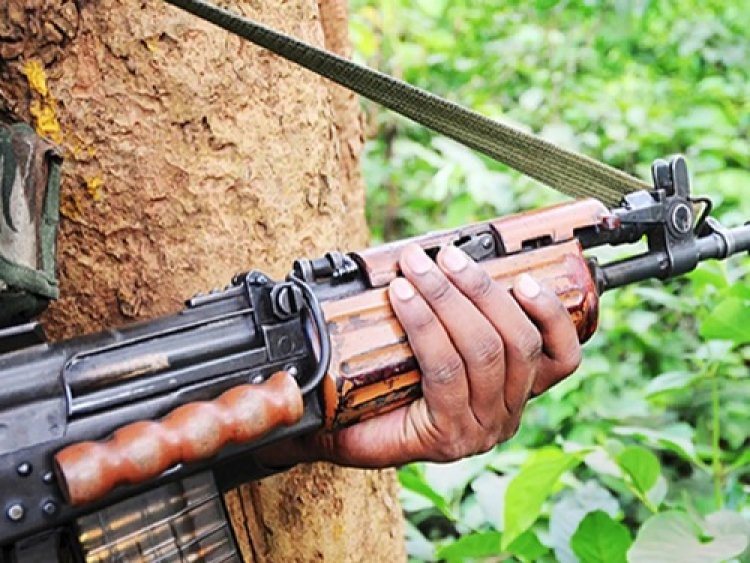 नक्सलियों ने की पुजारी की हत्या