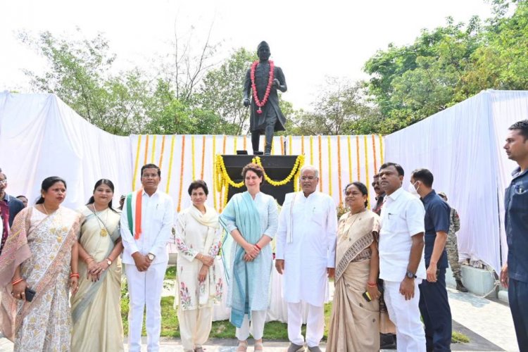 सीएम बघेल और प्रियंका गांधी ने पं. नेहरू की मूर्ति पर श्रद्धा सुमन अर्पित किए