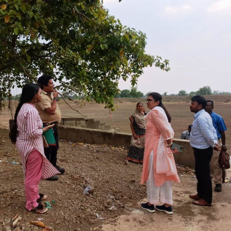 अमृत सरोवर का निरीक्षण करने पहुंची जिला पंचायत सीईओ