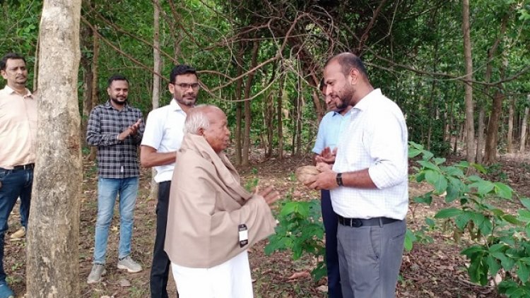 कलेक्टर ने की बस्तर ग्रीन मैन से भेंट