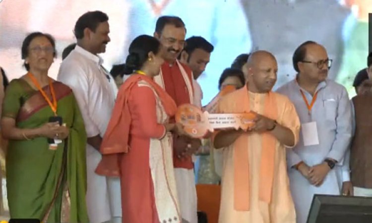 सीएम योगी ने अतीक के कब्‍जे से मुक्‍त भूमि पर बने फ्लैट की चाबियां लाभार्थियों को सौंपी