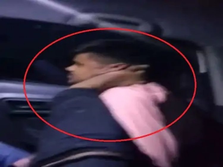चलती कार में चोरी के आरोपी की पिटाई, दो पुलिसवाले लाइन अटैच