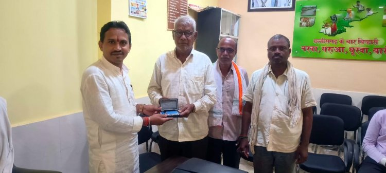 जनहित कार्य श्रवण यंत्र प्रदान किया गया जनपद अध्यक्ष खिलेश देवांगन,