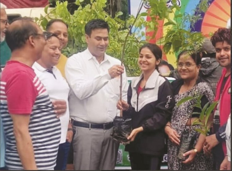 निशुल्क पौधों का हुआ वितरण