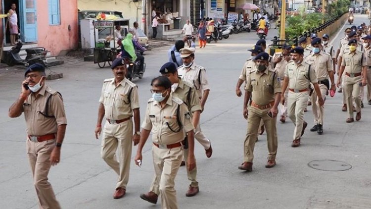 दुर्ग में पुलिस का छापा, आठ शातिर चोर समेत 12 गिरफ्तार