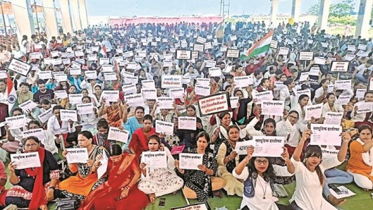 महिला संविदा कर्मियों ने खून से लिखा राहुल गांधी को पत्र, रखी नियमितीकरण की मांग