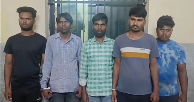 चुरा रहे थे रेल पटरी, पुलिस की टीम ने दबोचा...