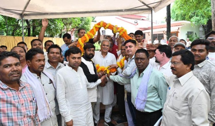 मवेशियों के इलाज के लिए अब गौठानों में पहुुंचेगा मोबाईल वेटनरी वाहन : भूपेश बघेल