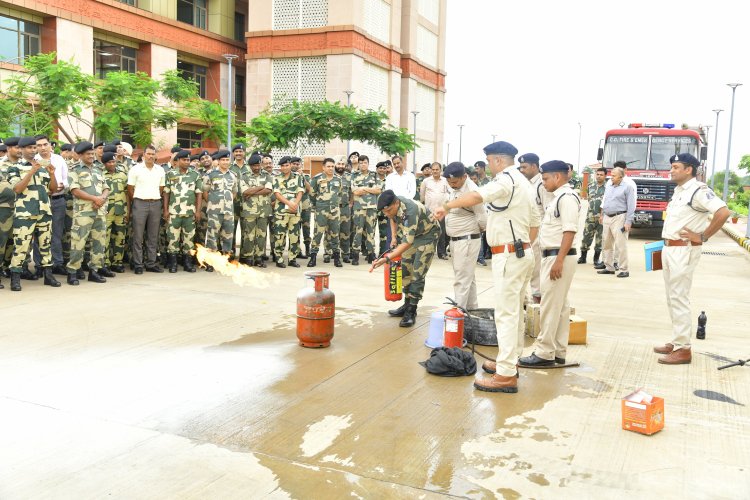 केंद्रीय सचिवालय भवन नया रायपुर में अग्नि सुरक्षा जागरूकता कार्यक्रम का आयोजन किया गया।