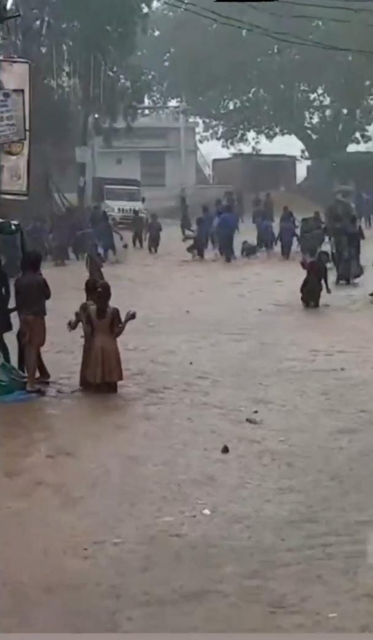 शासकीय स्कूल ग्राम पंचायत के सामने भरा पानी फिर भी पंचायत मौन