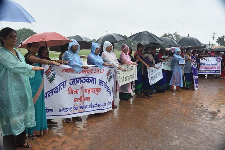बरसते पानी में मतदाता जागरूकता अभियान के तहत ली गई शपथ