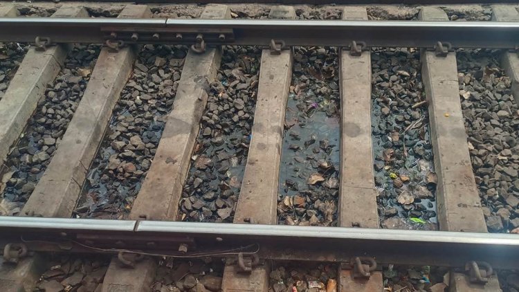 ट्रैक के नीचे से बह गई मिट्टी, नागपुर-रायपुर के रास्ते पहुंचेगी नर्मदा एक्सप्रेस