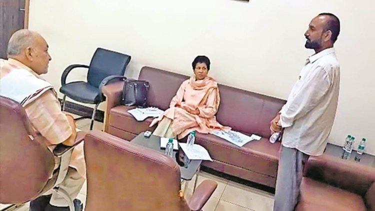 कुमारी सैलजा की पदाधिकारियों से वन टू वन चर्चा, पूछा- आगामी चुनाव में किसे बनाया जाए प्रत्याशी