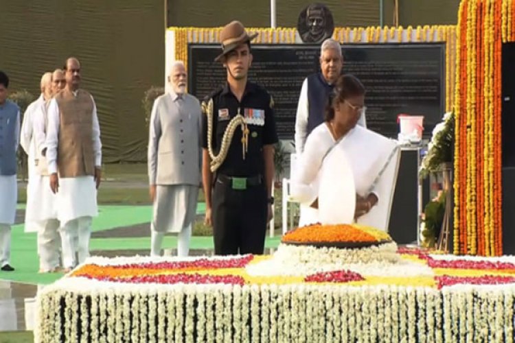 राष्ट्रपति, उपराष्ट्रपति और पीएम मोदी ने 'सदैव अटल' पहुंचकर वाजपेयी को दी श्रद्धांजलि