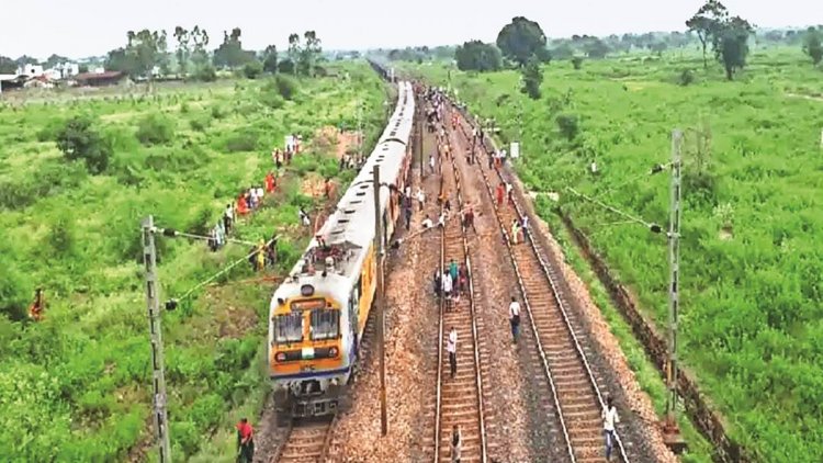 एक ही ट्रैक पर ट्रेन के पीछे मालगाड़ी आते देख यात्रियों की अटकी सांसें, मची भगदड़, ट्रेन से नीचे उतरे यात्री