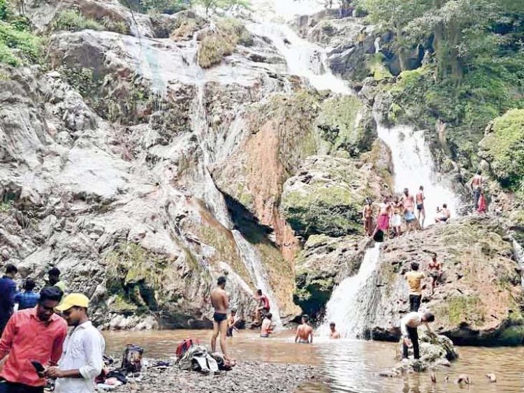 जलप्रपात में पिकनिक मनाने गए 2 युवक की मौत