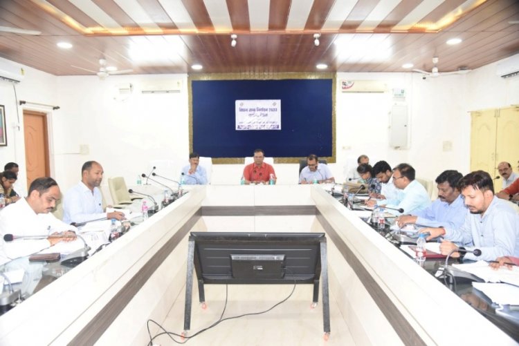कलेक्टर ने ली राजस्व अधिकारियों की बैठक, त्रुटिरहित गिरदावरी के दिए निर्देश