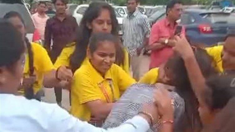 एयरपोर्ट में युवतियों के बीच हुई जमकर मारपीट