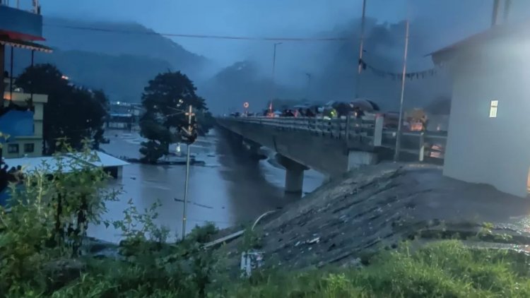 सिक्किम में तबाही का मंजर, बादल फटा, जवान भी बह गए