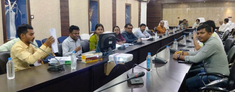 राजनीतिक दलों की उपस्थिति में हुआ ईवीएम का रेंडमाइजेशन