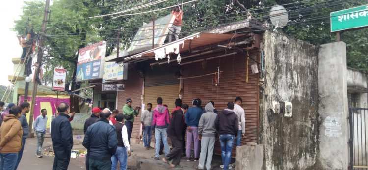 निगम की टीम ने कालीबाड़ी चौक से हटाया अतिक्रमण...