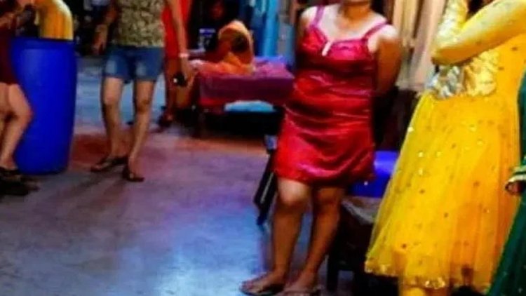 सेक्स रैकेट के अड्डे में छापेमारी, युवक-युवती गिरफ्तार