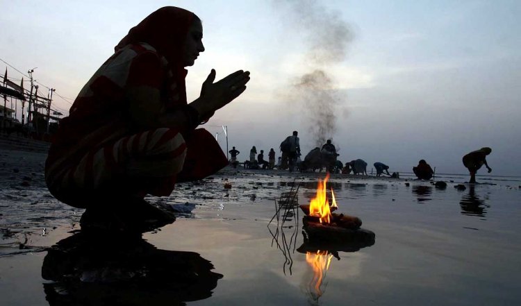 Ayodhya में नववर्ष : बड़ी संख्या में मंदिरों में पहुंचे लोग, सरयू में लगाई डुबकी