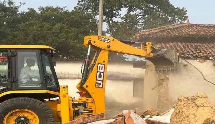 पंचायत सचिव के घर पर चला बुलडोजर