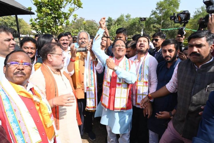 पतंग उत्सव में सीएम साय ने लड़ाया पेंच, मंत्री बृजमोहन ने दिया साथ...