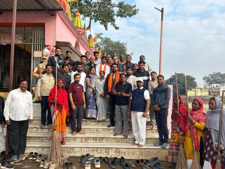 मां महामाया मंदिर में विधायक सिन्हा ने की साफ सफाई