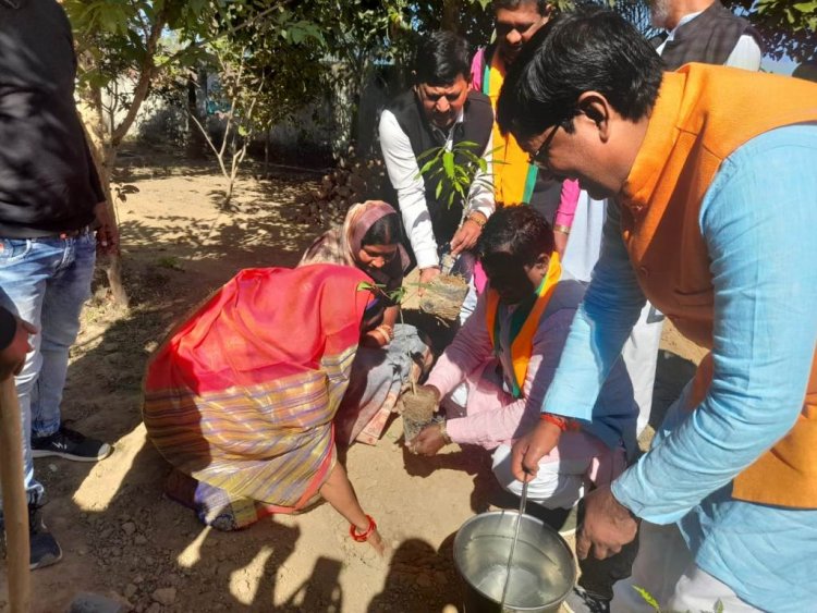 दिवंगत छात्रा प्रियंका की स्मृति में किया गया पौधारोपण