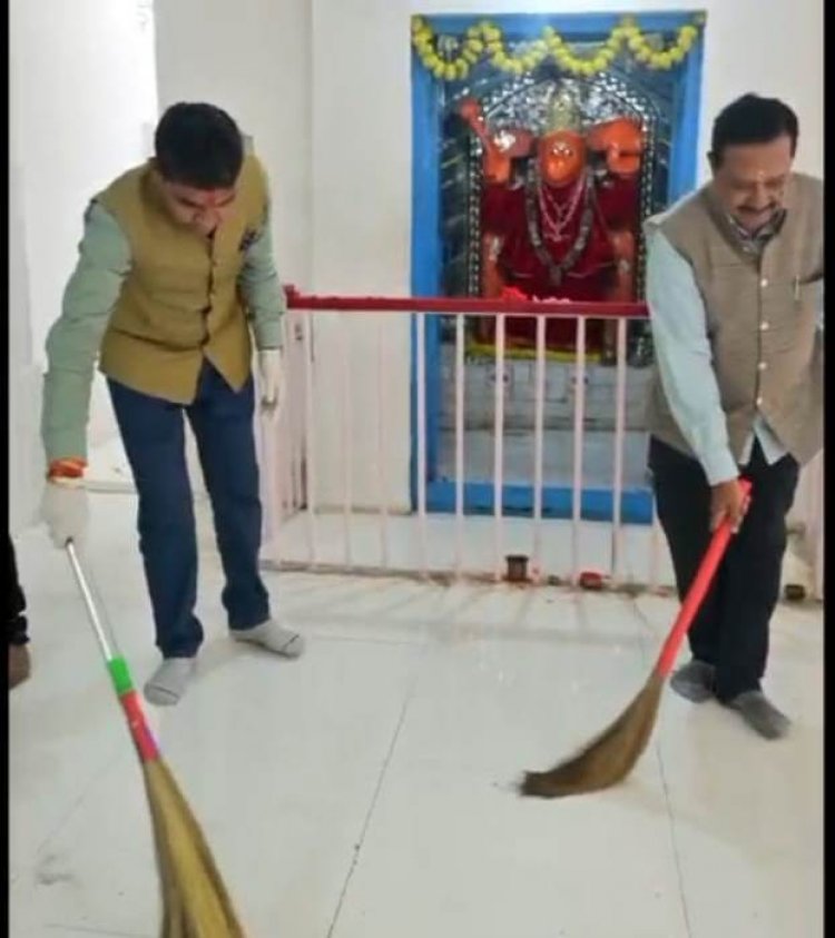टंकराम वर्मा ने मंदिरों में झाड़ू लगाकर दिया सफाई का संदेश