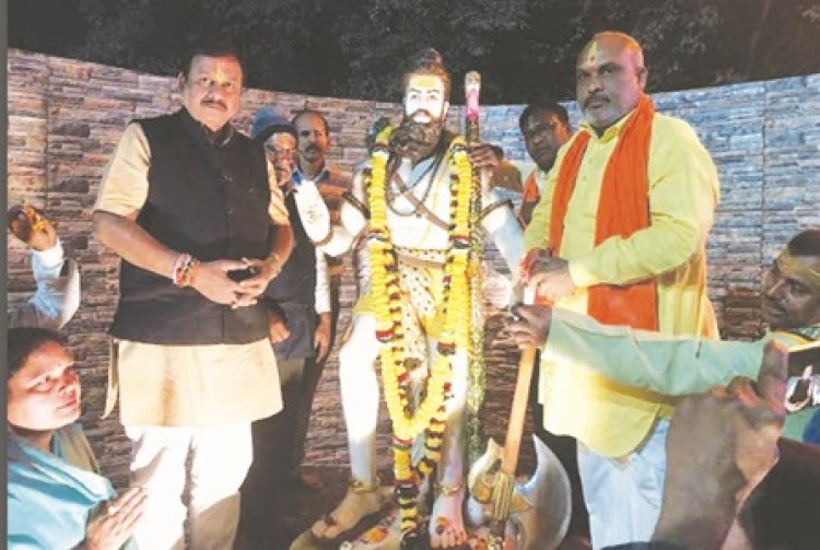 सांसद व विधायक ने वेद मंत्रो के साथ प्रतिमा का किया अनावरण