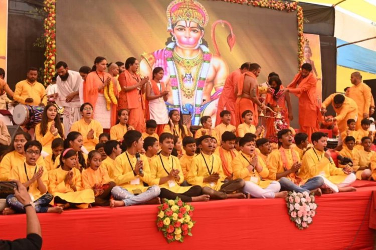 रामलला प्राणप्रतिष्ठा के पहले दिन भक्तों ने किया हनुमान चालिसा का पाठ