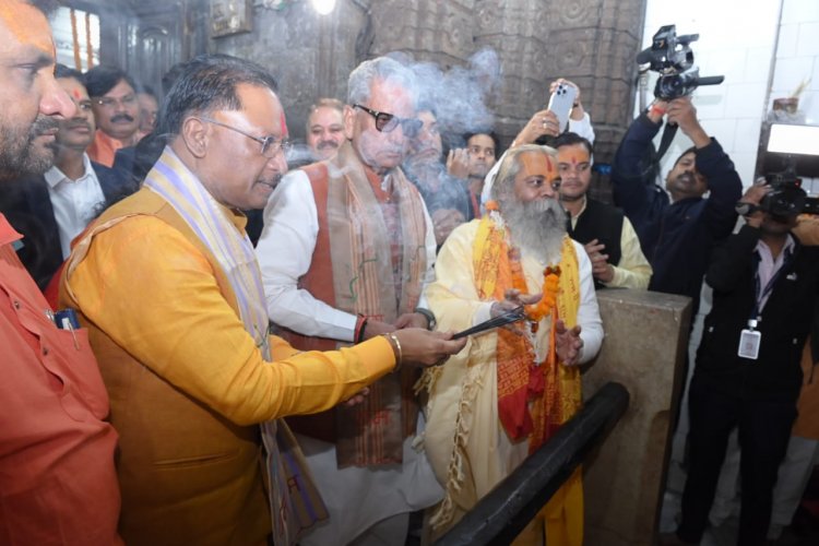 मुख्यमंत्री ने भगवान नर नारायण मंदिर में किए दर्शन