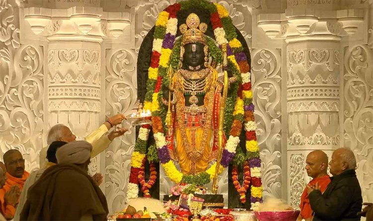 अपने भवन में विराजमान हुए रामलला, पीएम मोदी ने उतारी आरती...