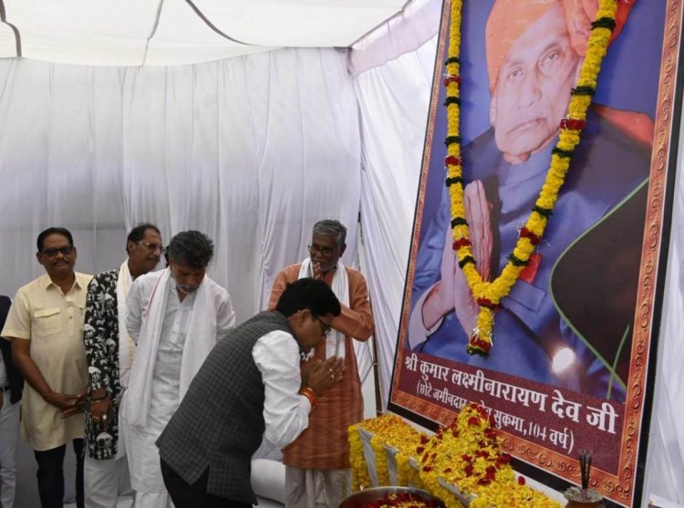 श्याम बिहारी जायसवाल व टंकराम वर्मा ने लक्ष्मी नारायण देव को दी श्रद्धांजलि