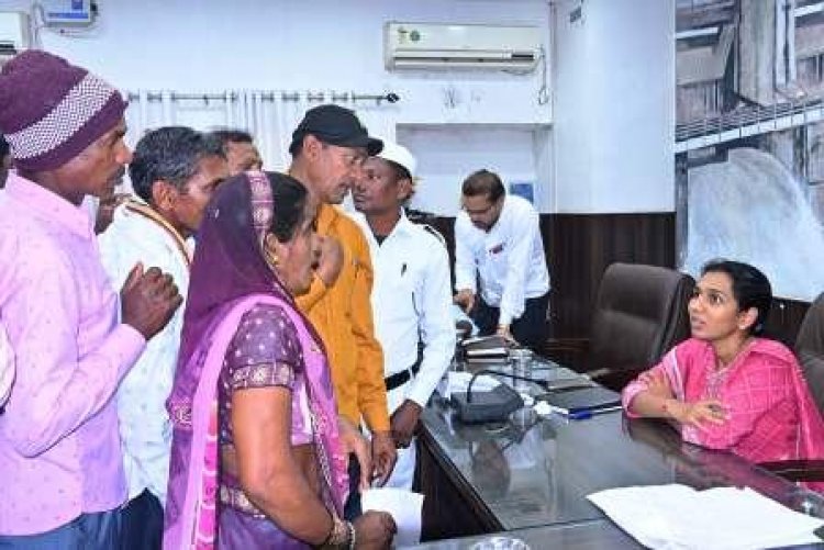 जनदर्शन में आवेदनों पर संवेदनशीलता से कार्यवाही करें : कलेक्टर